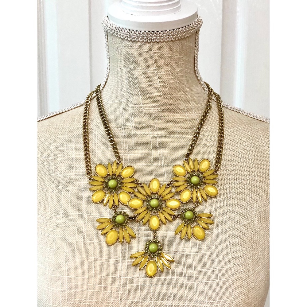 🌸3/$30🌸Beaded flower necklace with gold chain